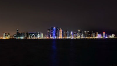 Corniche y el skyline de la ciudad de noche