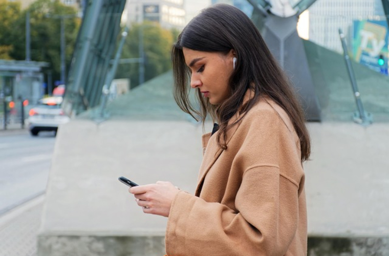 Chica con movil