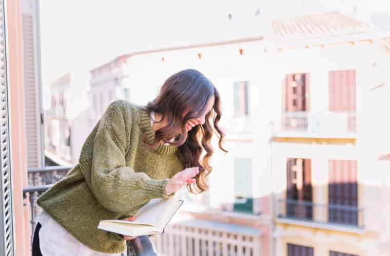 Mujer en un balcón